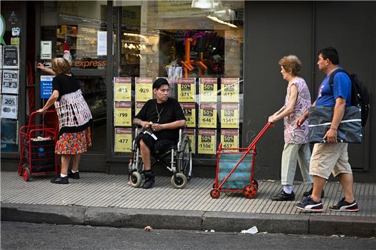 Menschen gehen in Buenos Aires einkaufen. Die jährliche Inflationsrate ist in Argentinien auf über 250 Prozent gestiegen.