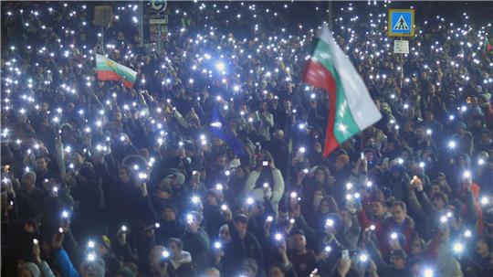 Menschen gingen mit Flaggen und Lichtern auf die Straße. 
