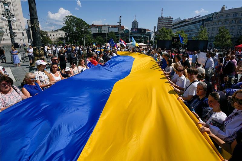 Krieg in der Ukraine - So ist die Lage Menschen halten eine riesige ukrainische Fahne während einer Kundgebung in Belgrad zum 32. ukrainischen Unabhängigkeitstag.