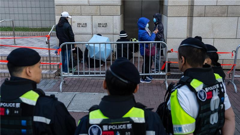 Menschen hatten lange vor Prozessbeginn vor dem Gericht gewartet. 
