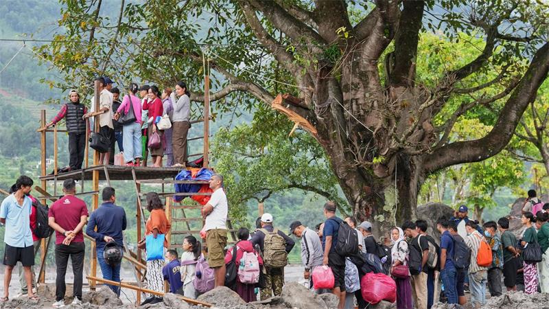 Sturzflut im Himalaya: Zahl der Toten steigt auf über 1.270 Menschen im Katastrophengebiet in Nepal warten darauf, in eine provisorische Seilbahn besteigen zu können.