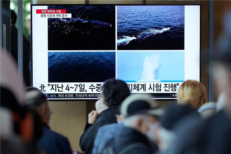 Nordkorea vermeldet Test einer nuklearen Unterwasser-Drohne Menschen im Seouler Bahnhof verfolgen auf einem großen TV-Bidschirm die aktuellen Nachrichten.