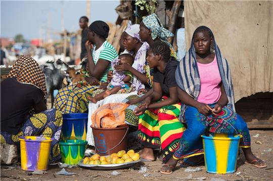 Menschen in Bamako, der Hauptstadt von Mali, auf einem Markt.