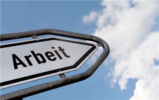 Menschen in Deutschland machen weniger Überstunden und arbeiten häufiger in Teilzeit.