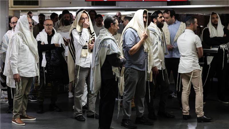 Menschen in Israel harrten in Schutzräumen aus. 