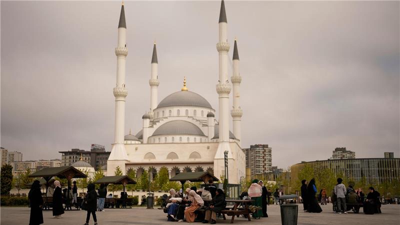 Istanbul in Angst - Sorge vor weiteren Beben Menschen in Istanbul versammeln sich im Freien nach dem schweren Erdbeben.
