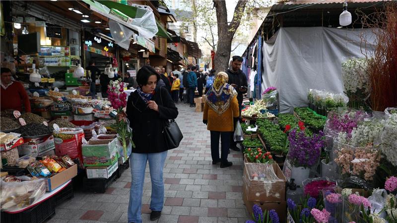 Menschen in Teheran erledigen ihre Einkäufe vor dem persischen Neujahrsfest Norus im Schatten des Krieges.