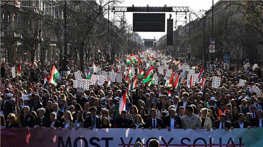 Menschen in riesiger Zahl folgten dem Aufruf von Oppositionsführer Peter Maygar zu einem „Nationalen Marsch für die Systemwende“. 