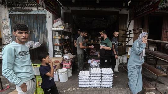 Menschen kaufen auf einem Markt im Gazastreifen Lebensmittel ein. Nach acht Monaten Krieg liegt die Arbeitslosigkeit im Gazastreifen nach einer neuen Analyse bei 79,1 Prozent.
