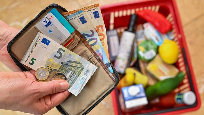 Inflation zieht erstmals in diesem Jahr wieder etwas an Menschen können sich für einen Euro weniger leisten.