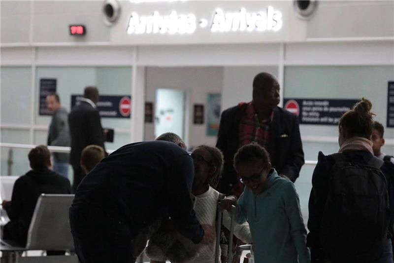 Europäer aus dem Niger evakuiert - Nigeria erhöht Druck Menschen kommen auf dem Flughafen Paris Roissy Charles de Gaulle in Roissy-en-France in der Nähe von Paris an, nachdem sie aus dem Niger evakuiert wurden.