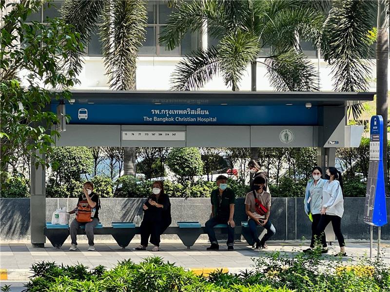 50 Grad in der Sonne: Hitzewelle hat Thailand im Griff Menschen kühlen sich im Schatten einer Bushaltestelle in Bangkok ab.