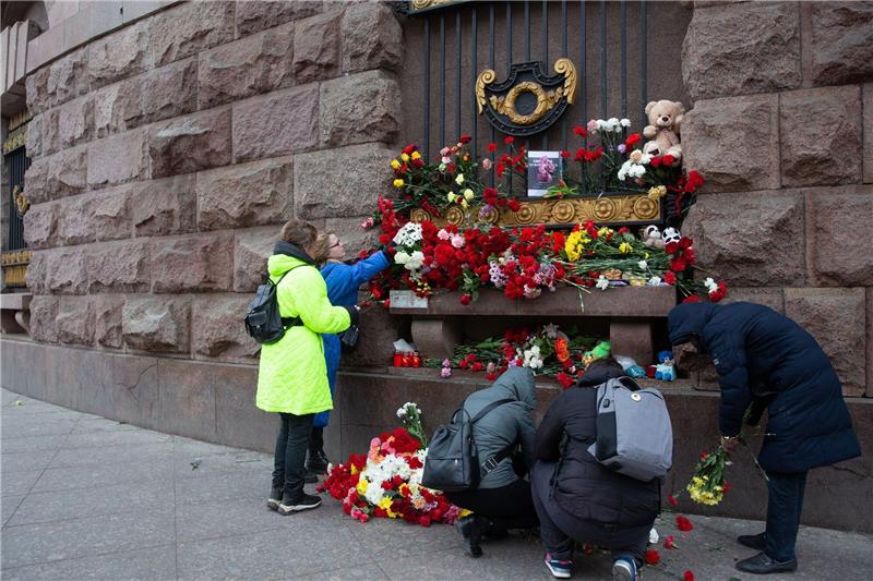 Terroranschlag bei Moskau: Was zur Tat bekannt ist Menschen legen in St. Petersburg Blumen zum Gedenken an die Opfer des Moskauer Terroranschlags nieder.