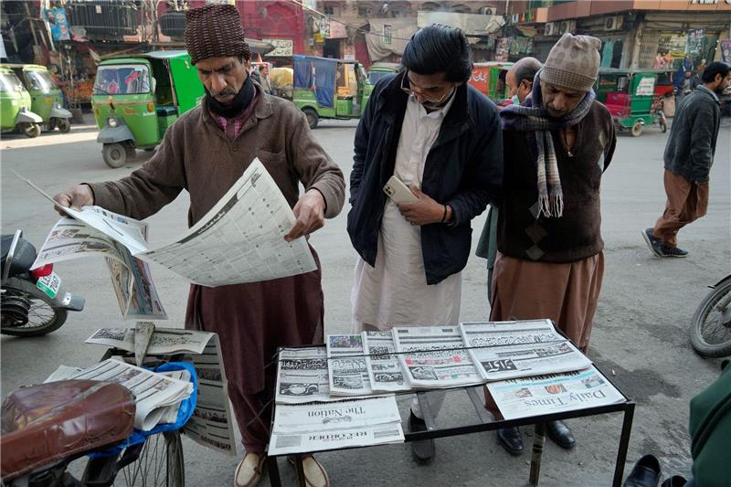 Menschen lesen an einem Stand in Lahore die Morgenzeitung. Pakistans Wahlen waren überschattet von Internetsperren und Manipulationsvorwürfen.