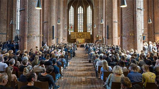 Menschen nahmen am Mittwoch in der Marktkirche in Hannover an einer Andacht für die sechs in Stade Getöteten teil.