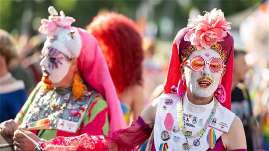 Menschen nehmen am Drag* March auf der Straße des 17. Juni teil.