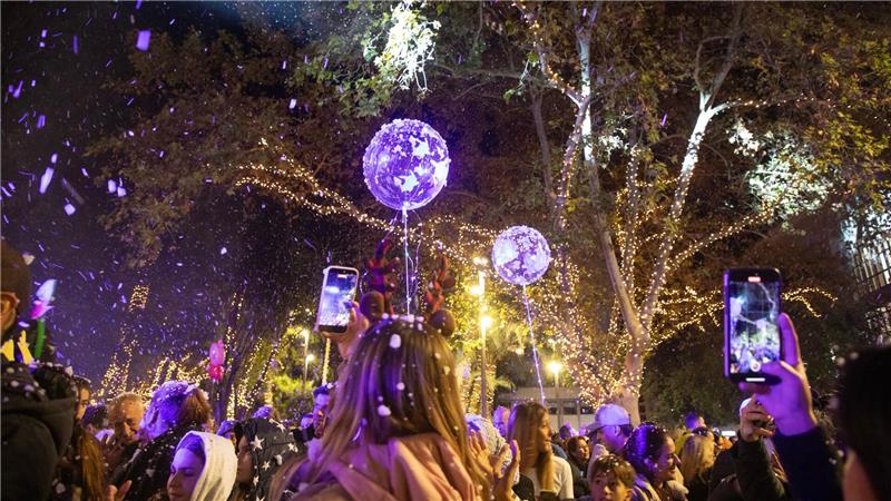 Menschen nehmen an der Einschaltung der Weihnachtsbeleuchtung in Palma auf Mallorca teil.