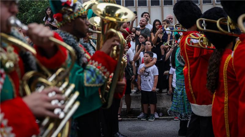 Menschen nehmen an der FelizCidade Weihnachtsparade in Sao Paulo teil.