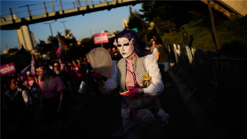 Menschen nehmen an der jährlichen Pride-Parade in Jerusalem teil.