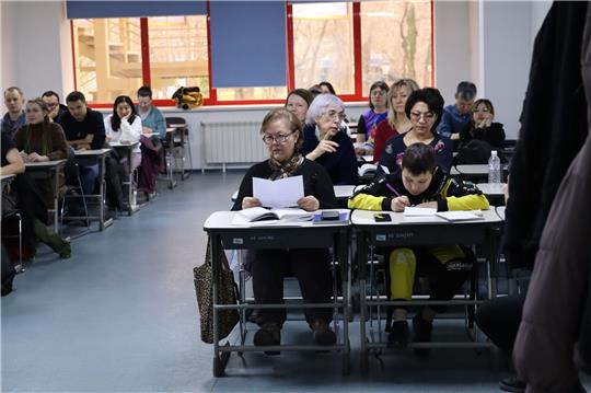 Menschen nehmen an einem Kasachisch-Sprachkurs in der Stadt Almaty teil.