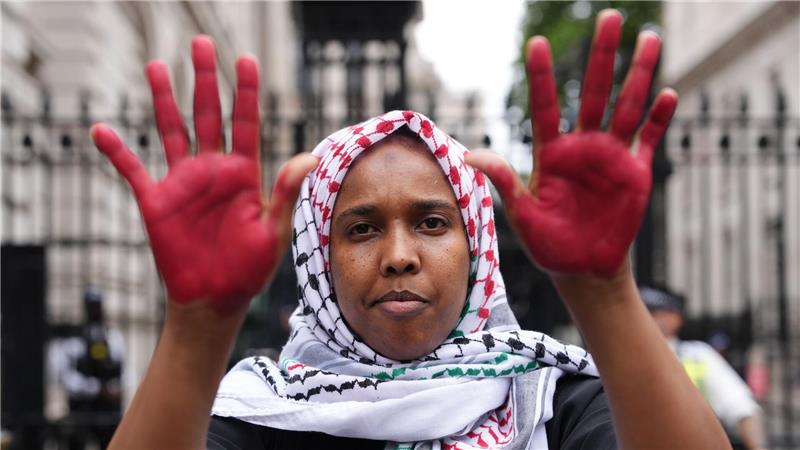 Bilder des Tages Menschen nehmen an einem Protest vor der Downing Street teil, während der britische Premierminister Starmer hochrangige Minister zu einer dringenden Kabinettssitzung zur Lage im Gazastreifen versammelt.