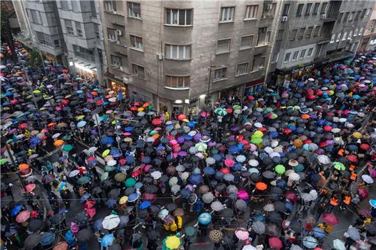 Menschen nehmen an einem von der Opposition angeführten Protest in Belgrad teil.