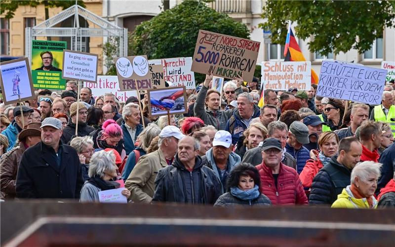 Mehr als 100.000 bei Protesten im Osten auf der Straße Menschen nehmen an einer Demonstration im Stadtzentrum von Frankfurt (Oder) teil - die Parolen auf den Schildern sind vielfältig.