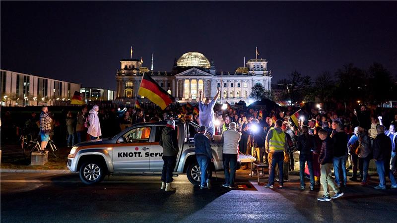Menschen nehmen an einer Kundgebung gegen hohe Spritpreise teil mit Sebastian Bormann auf einem Pick-up am Platz der Republik vor dem Reichstagsgebäude in Berlin.