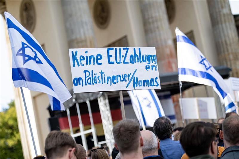Deutsche Palästinenser-Hilfe nach Angriffen in der Kritik Menschen nehmen an einer Solidaritätsdemo für Israel auf dem Pariser Platz am Brandenburger Tor teil.