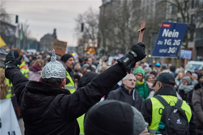 Jeder Vierte glaubt an „geheime Mächte” in der Politik Menschen nehmen im Dezember 2021 an einem Protest gegen die Corona-Maßnahmen in Hamburg teil.