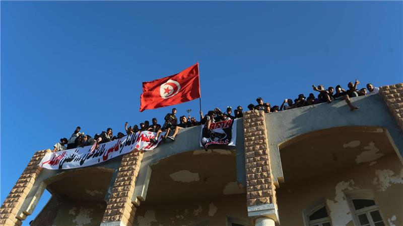 Menschen nehmen in Gabes in Tunesien an einer Demonstration gegen die von Chemiefabriken verursachte Umweltverschmutzung teil.