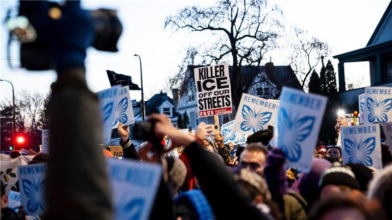 Menschen nehmen in Minneapolis an einem Protest und einer Mahnwache teil, nachdem ein Beamter der Einwanderungs- und Zollbehörde eine Frau erschossen hat.