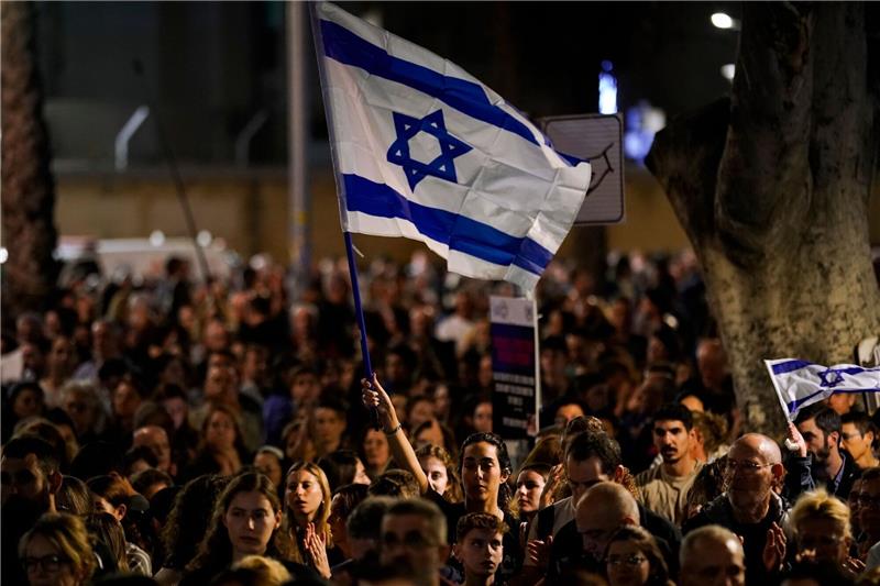 Tauziehen mit Hamas: Freude über Freilassung einiger Geiseln Menschen nehmen in Tel Aviv an einer Solidaritätskundgebung für die von der Hamas entführten Geiseln teil.