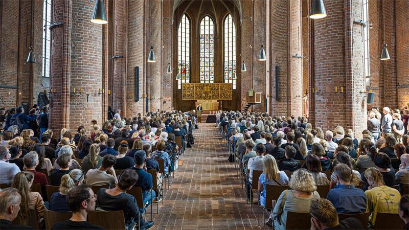 Menschen nehmen in der Marktkirche in Hannover an einer Andacht für die in Stade Getöteten teil.