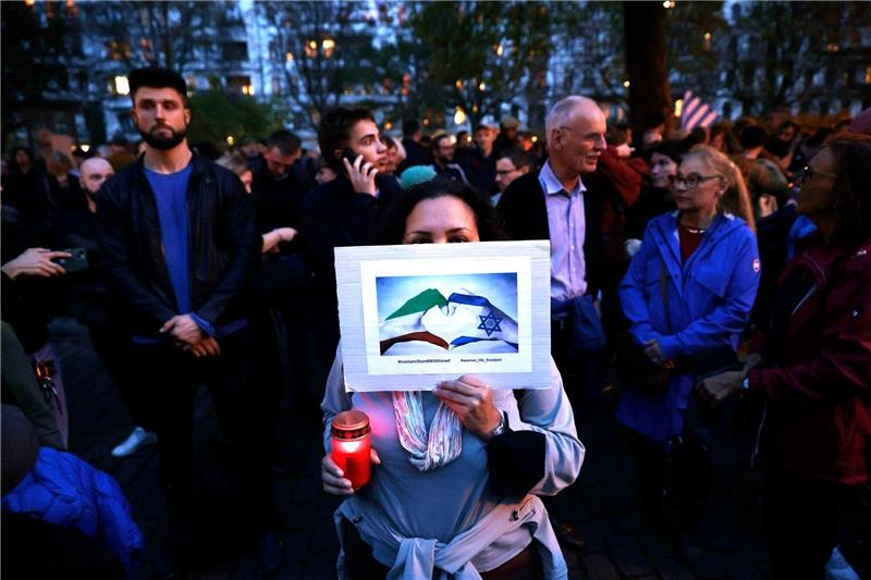 Nahost-Krise: Unterschiedliche Reaktionen in Deutschland Menschen nehmen vor der Synagoge am Berliner Fraenkelufer an einer Mahnwache teil.
