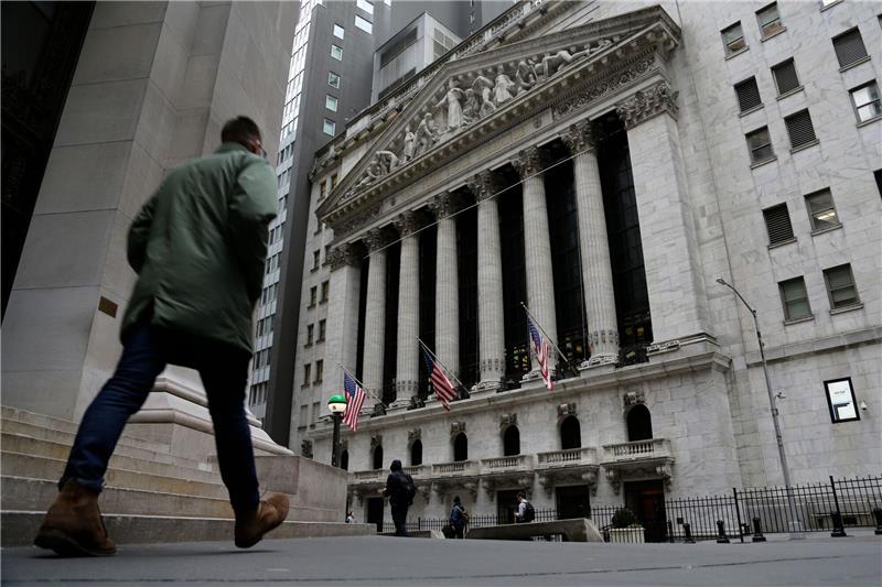 Wall Street nach Aussagen von Powell und Yellen unter Druck Menschen passieren die Fassade der New Yorker Börse.