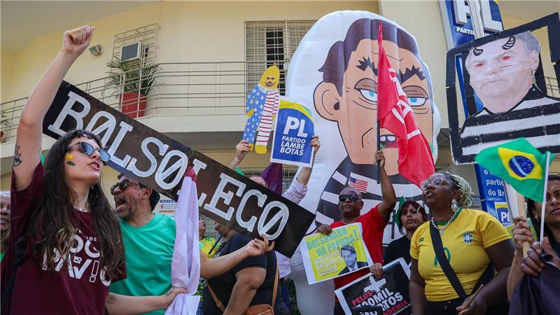 Brasilien: Bolsonaro zu mehr als 27 Jahren Haft verurteilt Menschen protestieren gegen Bolsonaro. (Archivbild)