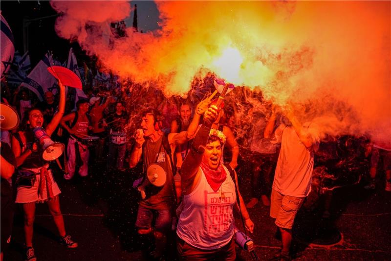 Gesetzentwurf heizt Proteste gegen Justizreform in Israel an Menschen protestieren gegen die Pläne von Premierminister Netanjahu zur Überarbeitung des Justizsystems.