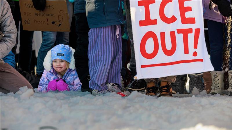 Proteste nach tödlichen Schüssen in Minneapolis halten an Menschen protestieren gegen die Präsenz der US-Einwanderungsbehörde ICE.