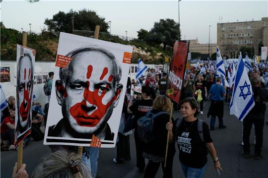Menschen protestieren gegen die Regierung des israelischen Ministerpräsidenten Bejamin Netanjahu.