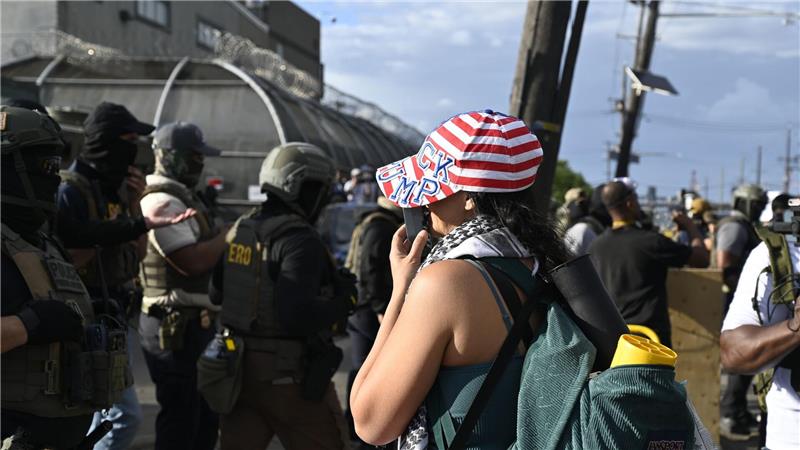 Menschen protestieren vor dem Abschiebezentrun in Newark im US-Bundestaat New Jersey.
