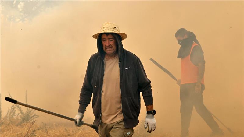 Bilder des Tages Menschen reagieren bei der Bekämpfung eines Waldbrandes in Veiga das Meas im Nordwesten Spaniens.