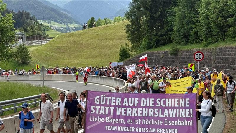 Protest und Sperre ohne Chaos: Ein Ruhetag am Brenner Menschen reisten mit Bahn und Fahrrädern zu dem Protest an.