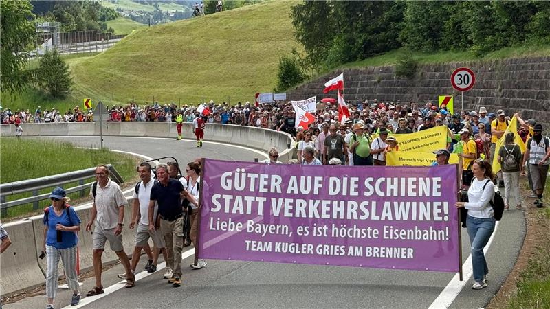 Alpenpass wieder frei - Wo sind die Urlauber? Menschen reisten mit Bahn und Fahrrädern zu dem Protest an.