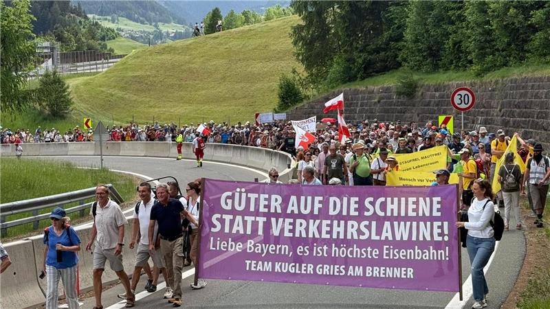 Protest und Sperre ohne Chaos: Ein Ruhetag am Brenner Menschen reisten mit Bahn und Fahrrädern zu dem Protest an.