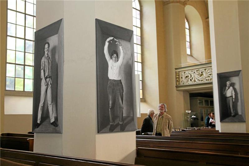 Menschen schauen Menschen an: Fotografien verteilen sich in der Stephani-Kirche. Fotos: Potthast