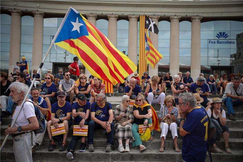 Zehntausende besuchen Demo für Kataloniens Unabhängigkeit Menschen schwenken Estelada-Fahnen während einer Kundgebung in Barcelona.