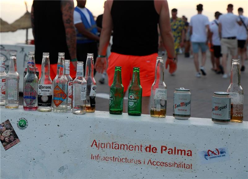 Mit Privatdetektiv gegen Sauftourismus am „Ballermann” Menschen sind auf der Promenade am Strand von Arenal unterwegs (Archivbild). Gastronomen wollen mithilfe eines Privatdetektivs Beweise gegen Sauftouristen sammeln.