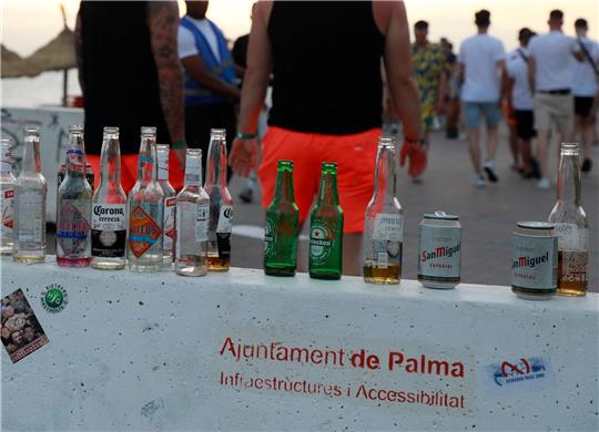 Menschen sind auf der Promenade am Strand von Arenal unterwegs (Archivbild). Gastronomen wollen mithilfe eines Privatdetektivs Beweise gegen Sauftouristen sammeln.