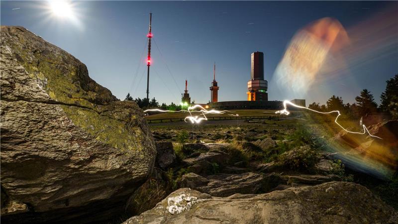 Bilder des Tages Menschen sind um Mitternacht mit Taschenlampen auf dem Feldberg-Plateau unterwegs und hinterlassen bei der Langzeitbelichtung Lichtreflexe. Der Ansturm auf den Hausberg im Rhein-Main-Gebiet wird in der Nacht von Dienstag auf Mittwoch (12. auf 13. August) vermutlich sehr groß sein. Der Sternschnuppen-Strom der Perseiden über Deutschland wird seinen Höhepunkt erreichen und lässt sich von der höchsten Erhebung im Taunus gut beobachten.